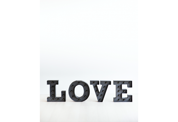 Літери LOVE з лампочками